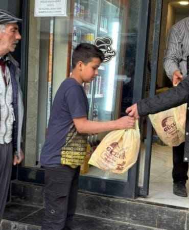 Adiyaman8217da-Ramazan-Bereketi-Mehmet-Ulum-300-Aileye-El-Uzatti-featured