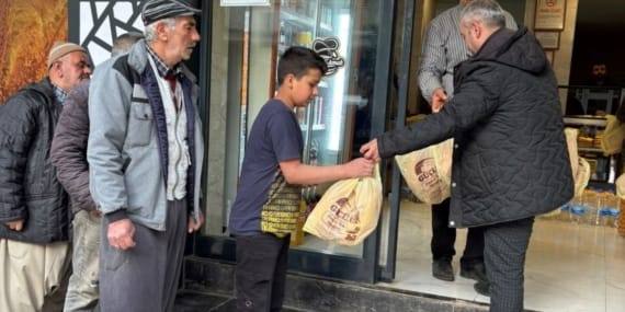 Adiyaman8217da-Ramazan-Bereketi-Mehmet-Ulum-300-Aileye-El-Uzatti-featured