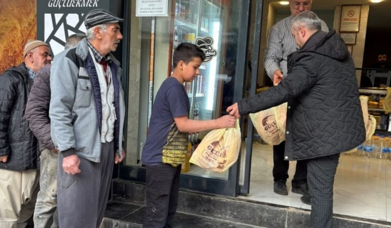 Adiyaman8217da-Ramazan-Bereketi-Mehmet-Ulum-300-Aileye-El-Uzatti-featured