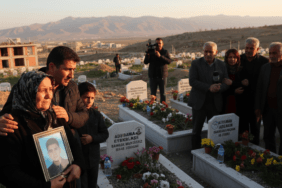 Adiyamanda-Deprem-Sehitliginde-Huzunlu-Arefe-Ziyaretleri-Videolu-Haber-gemini