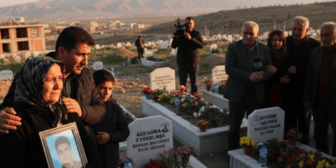 Adiyamanda-Deprem-Sehitliginde-Huzunlu-Arefe-Ziyaretleri-Videolu-Haber-gemini