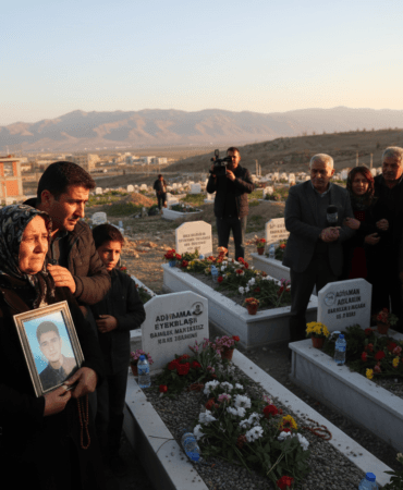 Adiyamanda-Deprem-Sehitliginde-Huzunlu-Arefe-Ziyaretleri-Videolu-Haber-gemini