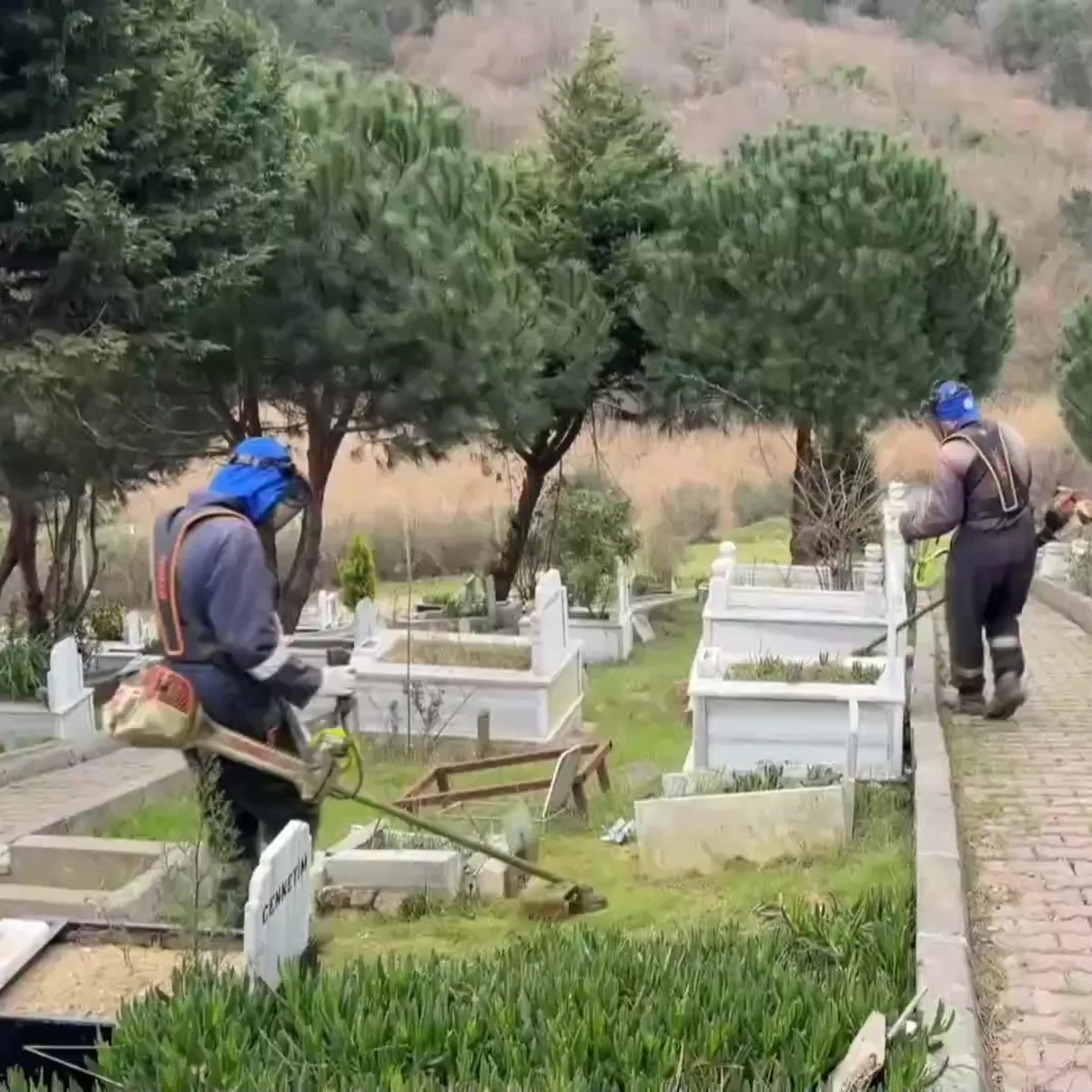 Arnavutkoy8217de-Mezarliklar-Bayram-Ziyaretine-Hazirlandi-Ucretsiz-Servisler-Basladi-featured