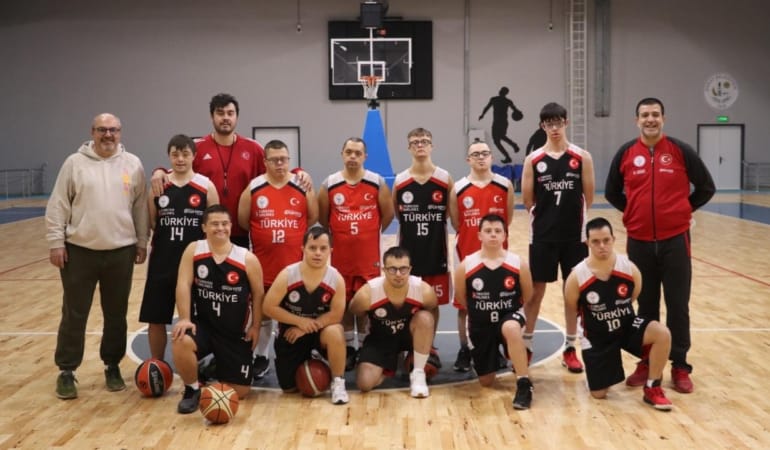 Down-Sendromlu-Sporcularla-Basketbol-Sahada-Yukselen-Farkindalik-featured