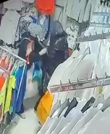 Esenyurt8217ta-Magaza-Hirsizligi-Kamerada-Cikolata-ve-Giysi-Calindi-featured