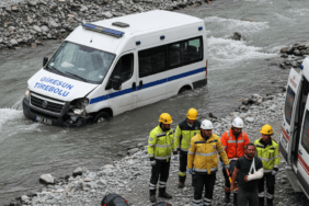 Giresun-Tireboluda-Aci-Kaza-Ticari-Arac-Dereye-Uctu-3-Olu-2-Yarali-gemini