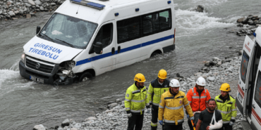 Giresun-Tireboluda-Aci-Kaza-Ticari-Arac-Dereye-Uctu-3-Olu-2-Yarali-gemini