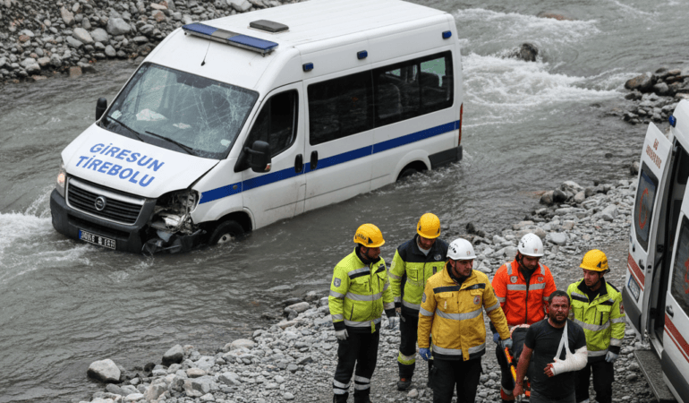 Giresun-Tireboluda-Aci-Kaza-Ticari-Arac-Dereye-Uctu-3-Olu-2-Yarali-gemini