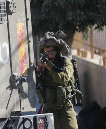 Israil-askerleri-El-Halil8217de-bir-Filistinliyi-kursunla-yaraladi-bir-genci-gozaltina-aldi-featured