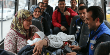 Izmir-Bornovada-Dolmus-Icinde-Beklenmedik-Dogum-Anne-ve-Bebek-Saglikli-gemini