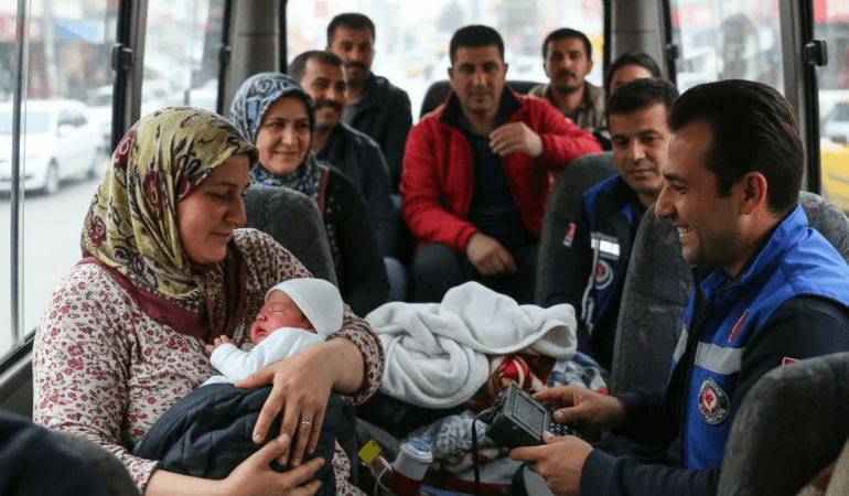 Izmir-Bornovada-Dolmus-Icinde-Beklenmedik-Dogum-Anne-ve-Bebek-Saglikli-gemini