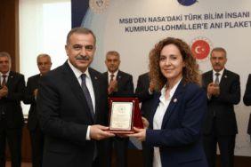 MSBden-NASAdaki-Turk-bilim-insani-Kumrucu-Lohmillere-ani-plaketi-gemini