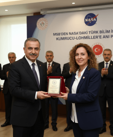 MSBden-NASAdaki-Turk-bilim-insani-Kumrucu-Lohmillere-ani-plaketi-gemini