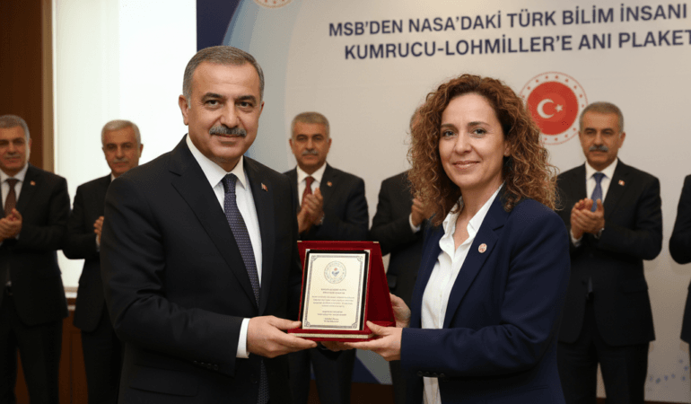 MSBden-NASAdaki-Turk-bilim-insani-Kumrucu-Lohmillere-ani-plaketi-gemini