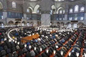 Ramazan-Bayrami8217nin-Ilk-Cumasinda-Camiler-Dolup-Tasti-featured