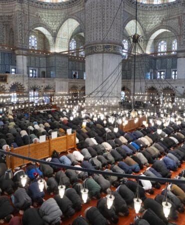 Ramazan-Bayrami8217nin-Ilk-Cumasinda-Camiler-Dolup-Tasti-featured