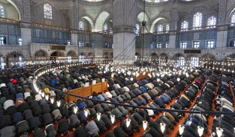 Ramazan-Bayrami8217nin-Ilk-Cumasinda-Camiler-Dolup-Tasti-featured