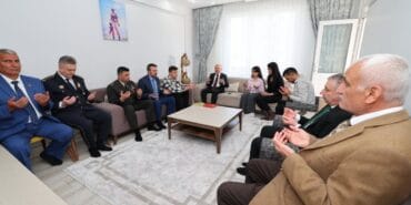 Vali-Varol-Sehit-Yuksel8217in-Ailesini-Anlamli-Gunde-Ziyaret-Etti-featured