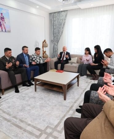 Vali-Varol-Sehit-Yuksel8217in-Ailesini-Anlamli-Gunde-Ziyaret-Etti-featured