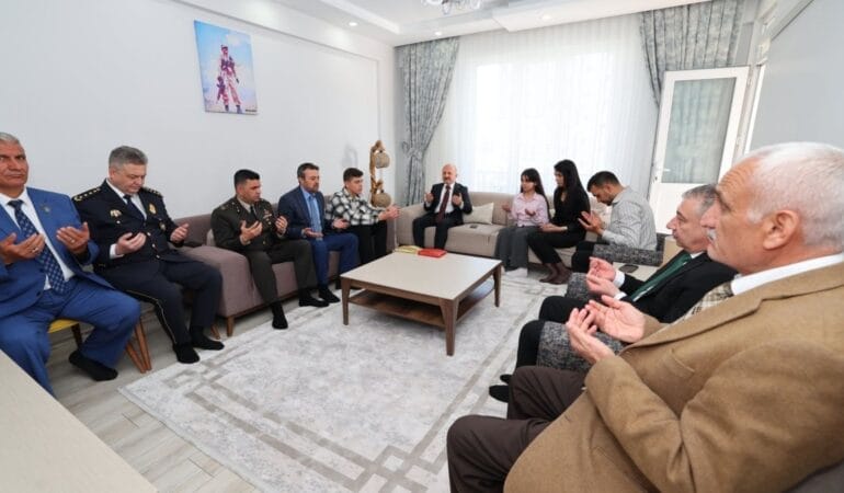 Vali-Varol-Sehit-Yuksel8217in-Ailesini-Anlamli-Gunde-Ziyaret-Etti-featured