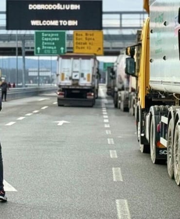 bosna-hersekte-kamyoncular-kontak-kapatti-ab-kurallari-sinirlari-kilitledi-tKBOeH3p.jpg