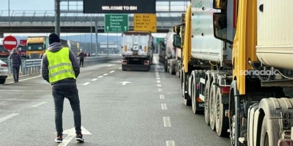 bosna-hersekte-kamyoncular-kontak-kapatti-ab-kurallari-sinirlari-kilitledi-tKBOeH3p.jpg