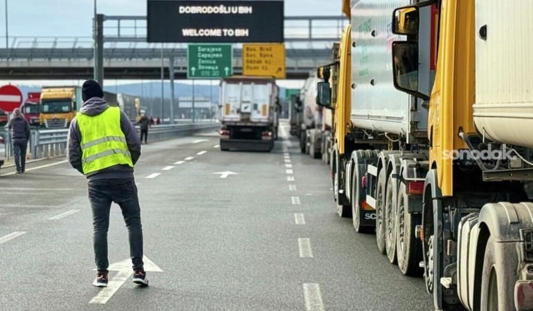 bosna-hersekte-kamyoncular-kontak-kapatti-ab-kurallari-sinirlari-kilitledi-tKBOeH3p.jpg