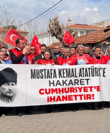 cumhuriyetci-ogretmeni-hedef-gosterenlere-teslim-olmayacagiz-zUzWNrTi.jpg