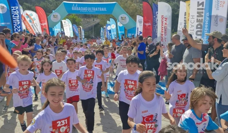 23-nisana-ozel-kosuda-cocuklar-maratonun-yildizi-oldu-uBSj82Ut.jpg
