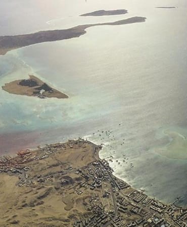 abd-iran-ateskesi-sonrasi-hurmuz-bogazindan-ilk-gemiler-gecti-kLH8NDcL.jpg