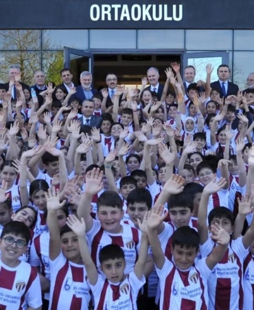 bursa-inegolspor-formasi-bin-100-ogrenciye-dagitildi-8ELa6cPN.jpg