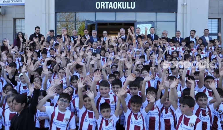bursa-inegolspor-formasi-bin-100-ogrenciye-dagitildi-8ELa6cPN.jpg
