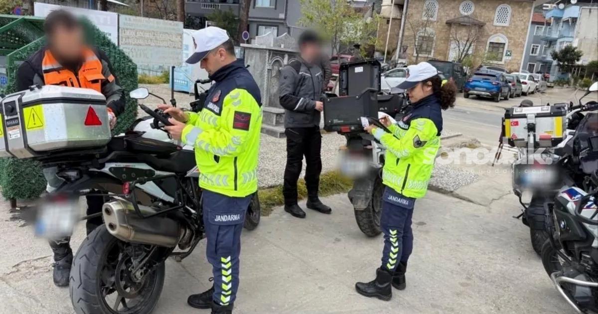 bursada-trafik-jandarmasindan-motosikletlere-siki-kontrol-a6D2VTt7.jpg