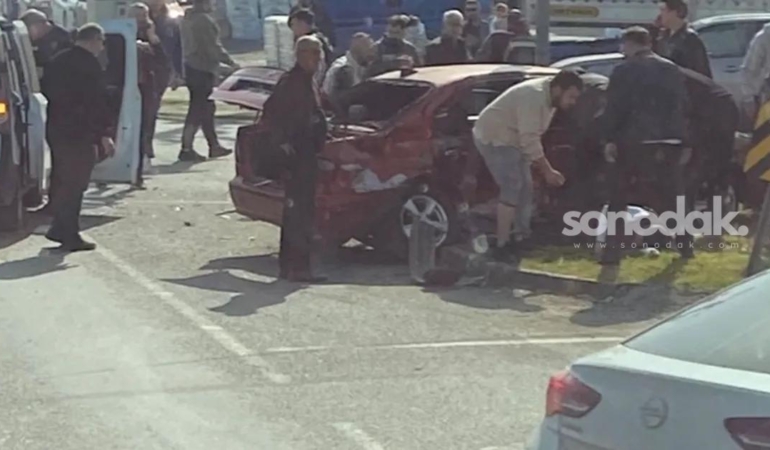 duzce-olimpiyat-kavsaginda-trafik-kazasi-1-yarali-mXiTY7J6.jpg