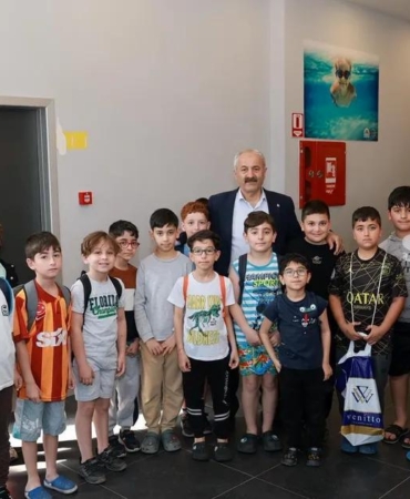 gebzede-minik-yuzuculere-lider-buyukgozden-ziyaret-2IVNjgA4.jpg