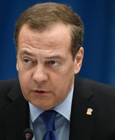 medvedev-trumpin-asagilamalari-sonrasi-macron-rusyanin-hakliligini-kabul-edebilir-xd1muRbC.jpg