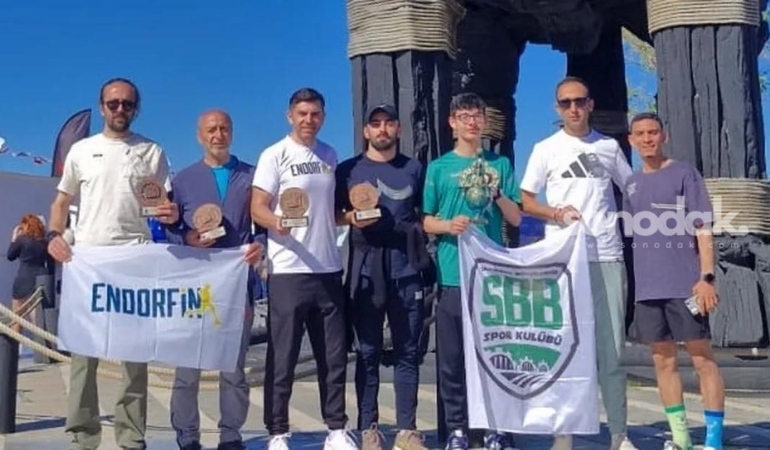 sakaryali-sportmenler-siddetli-maratondan-madalyayla-dondu-UGYlZqT2.jpg