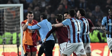 trabzonspor-galatasaray-maci-sonunda-ortalik-karisti-abdulkerim-bardakci-ve-trabzonsporlu-oyuncular-gerilim-yasadi-AOiruCmV.jpg