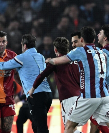 trabzonspor-galatasaray-maci-sonunda-ortalik-karisti-abdulkerim-bardakci-ve-trabzonsporlu-oyuncular-gerilim-yasadi-AOiruCmV.jpg