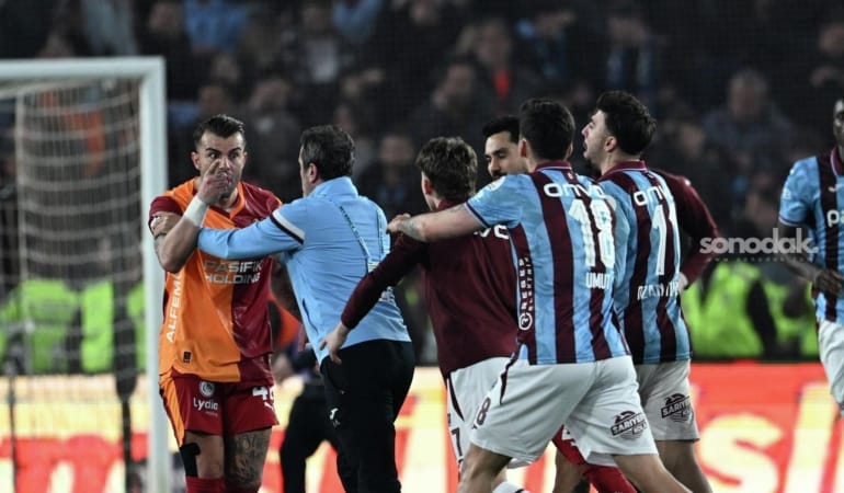 trabzonspor-galatasaray-maci-sonunda-ortalik-karisti-abdulkerim-bardakci-ve-trabzonsporlu-oyuncular-gerilim-yasadi-AOiruCmV.jpg