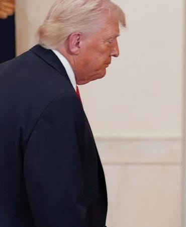 trump-macronu-hedef-aldi-hala-esinden-yedigi-darbenin-etkisinden-cikmaya-calisiyor-nM4RzOhO.jpg