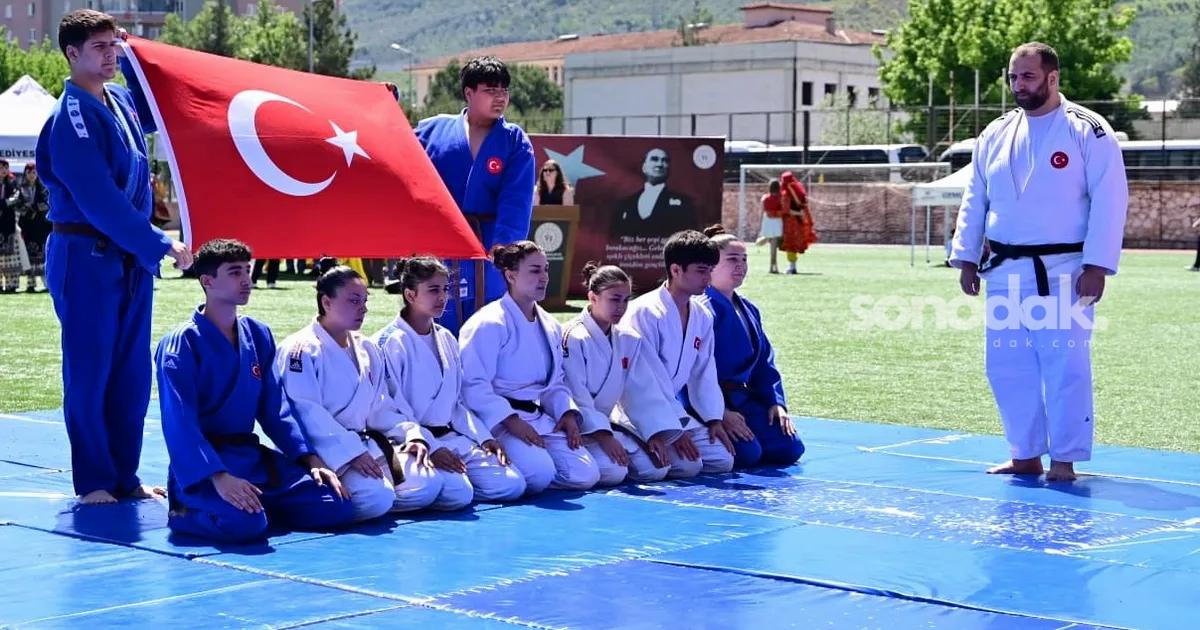 bursa-gemlikte-19-mayisin-107-yili-coskuyla-kutlandi-KEUfkLy7.jpg