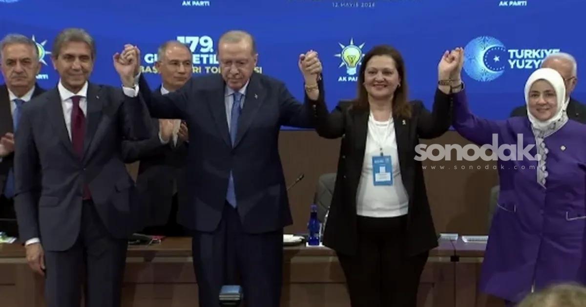 chpli-iki-belediyeden-ak-partiye-istirak-rozetlerini-erdogan-takti-BCs748Zs.jpg