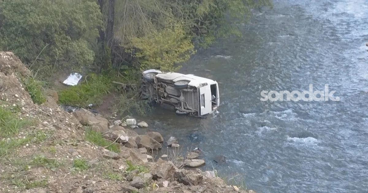 duzcede-ticari-minibus-sarampole-devrildi-1-meyyit-8wHWkIWr.jpg