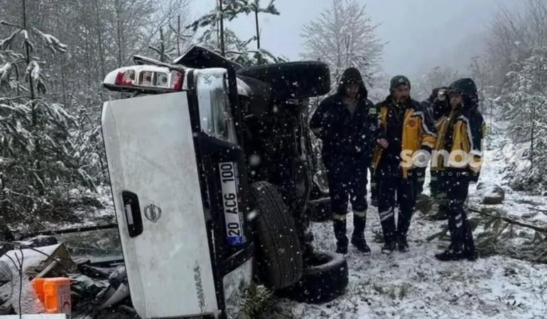 elektrik-ariza-takimi-pikapla-sarampole-devrildi-3-yarali-sh86HZOP.jpg
