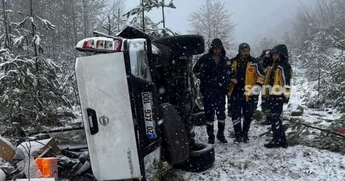 elektrik-ariza-takimi-pikapla-sarampole-devrildi-3-yarali-sh86HZOP.jpg