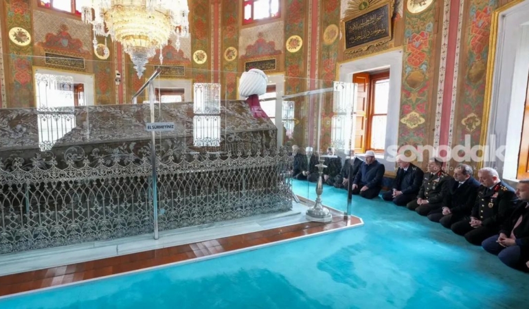 fatih-sultan-mehmet-vefatinin-545-yilinda-kabri-basinda-anildi-H3Q5A13n.jpg