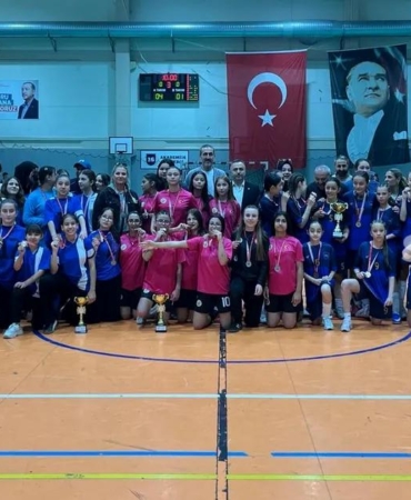 futsalda-sampiyon-elmasbahceler-salih-seremet-ortaokulu-Wj5x7xCb.jpg
