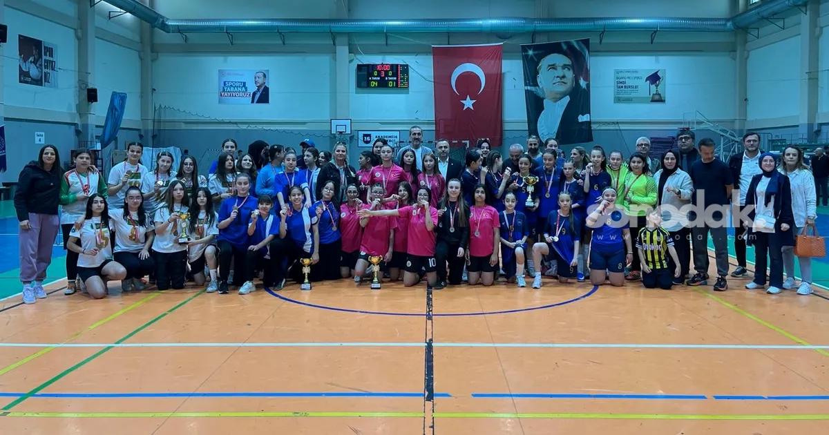 futsalda-sampiyon-elmasbahceler-salih-seremet-ortaokulu-Wj5x7xCb.jpg