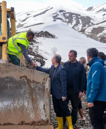 hakk-rivan-yolunda-seferberlik-heyelan-sonrasi-calismalar-suruyor-JGeeOm19.jpg